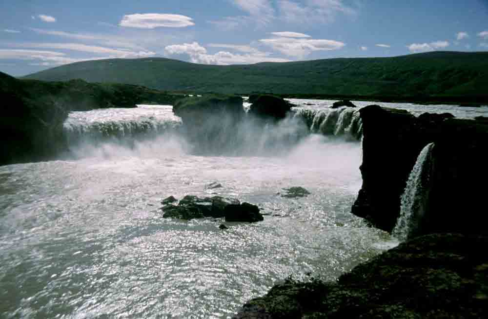 Islandia 168 - catarata de Godafoss - 1997.jpg